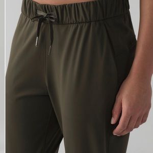 Lululemon On The Fly Pant, size 8